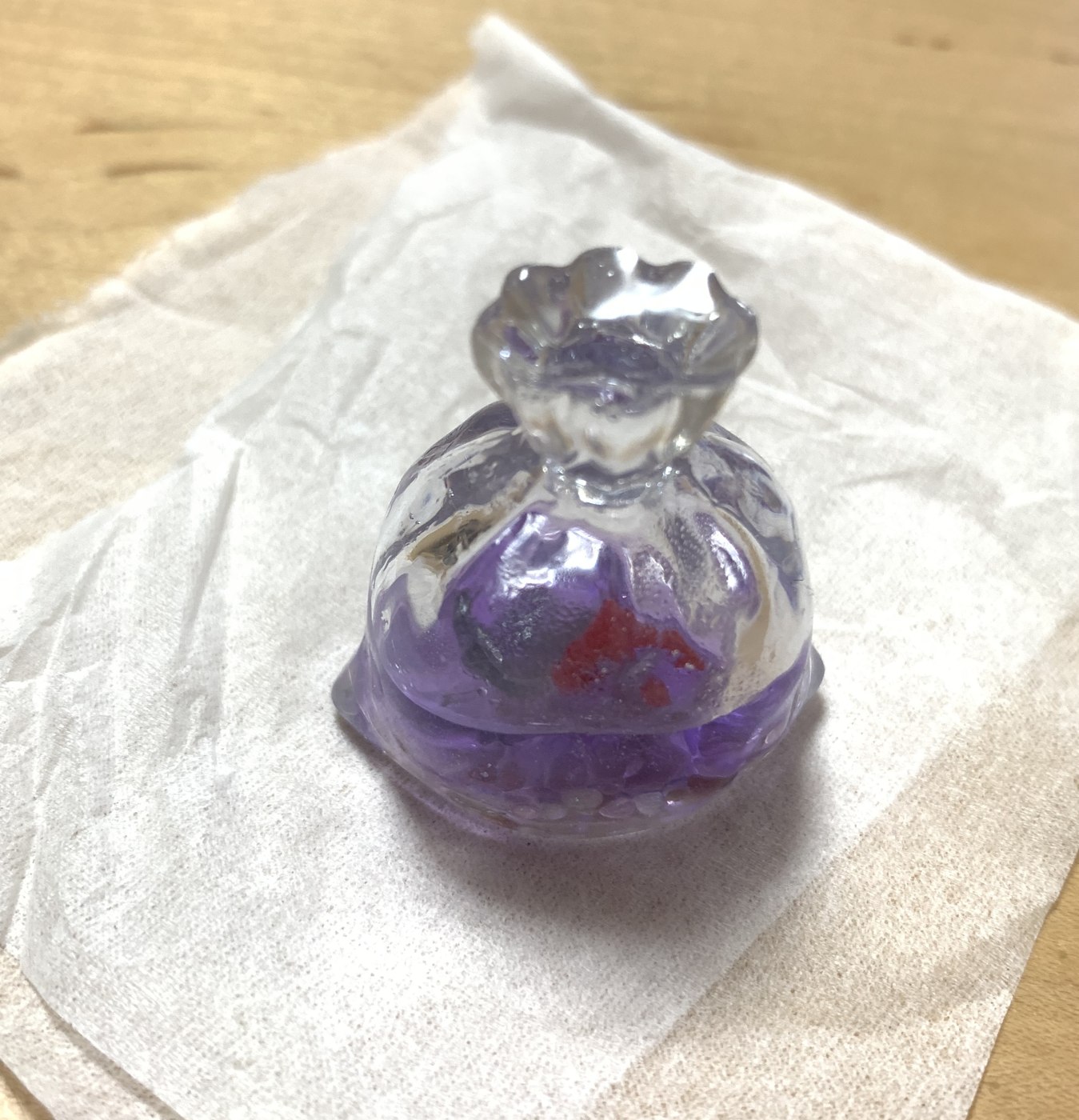 オイル漏れを確認している巾着のレジン作品